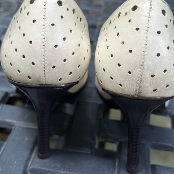 Carlos by Carlos Santana Leather Heels 9m Beige w Laser Cut outs. Made inBrazil - Picture 4 of 9